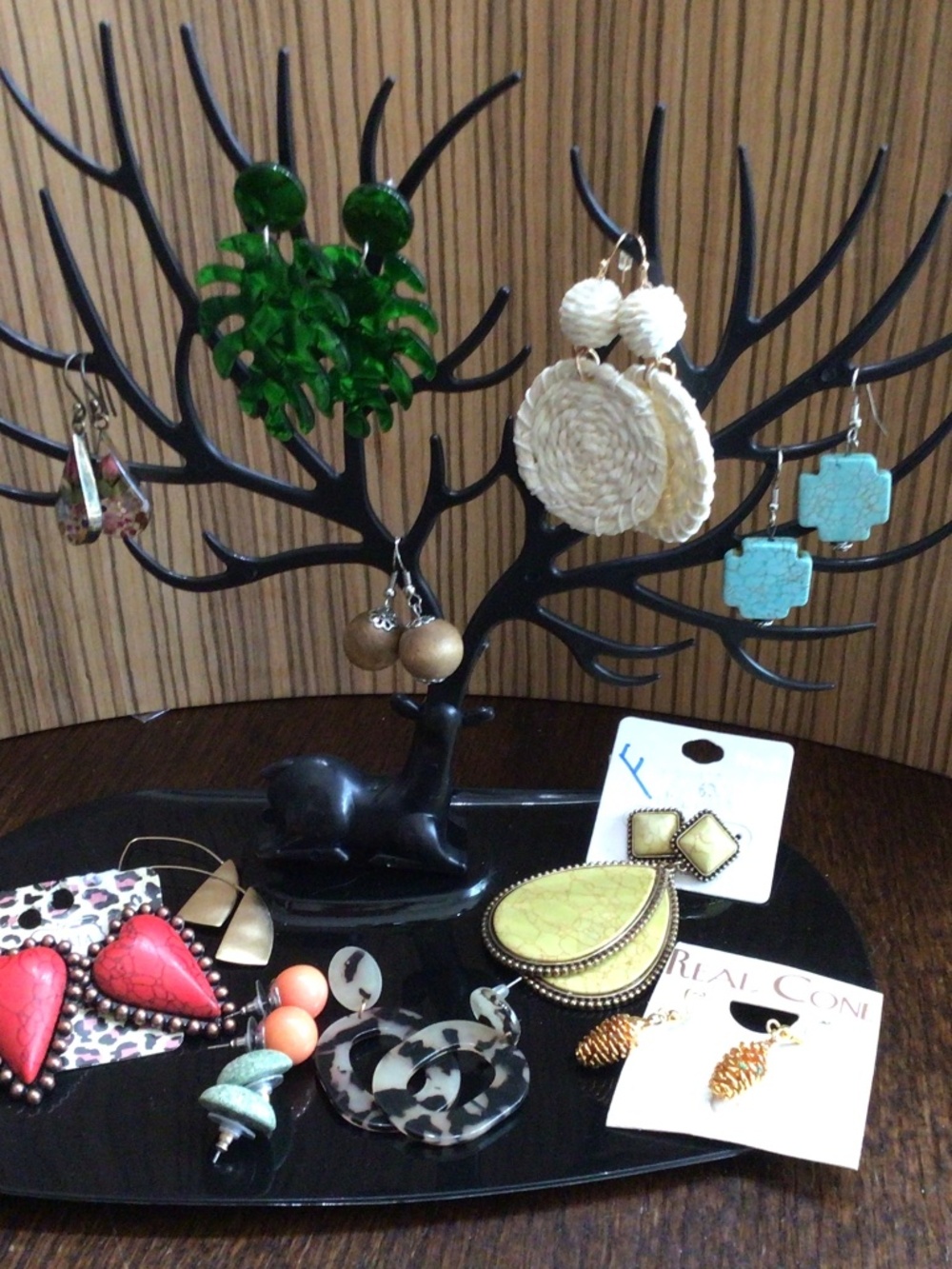 12 pair of fashion earrings. All are in great shape. Some are new.